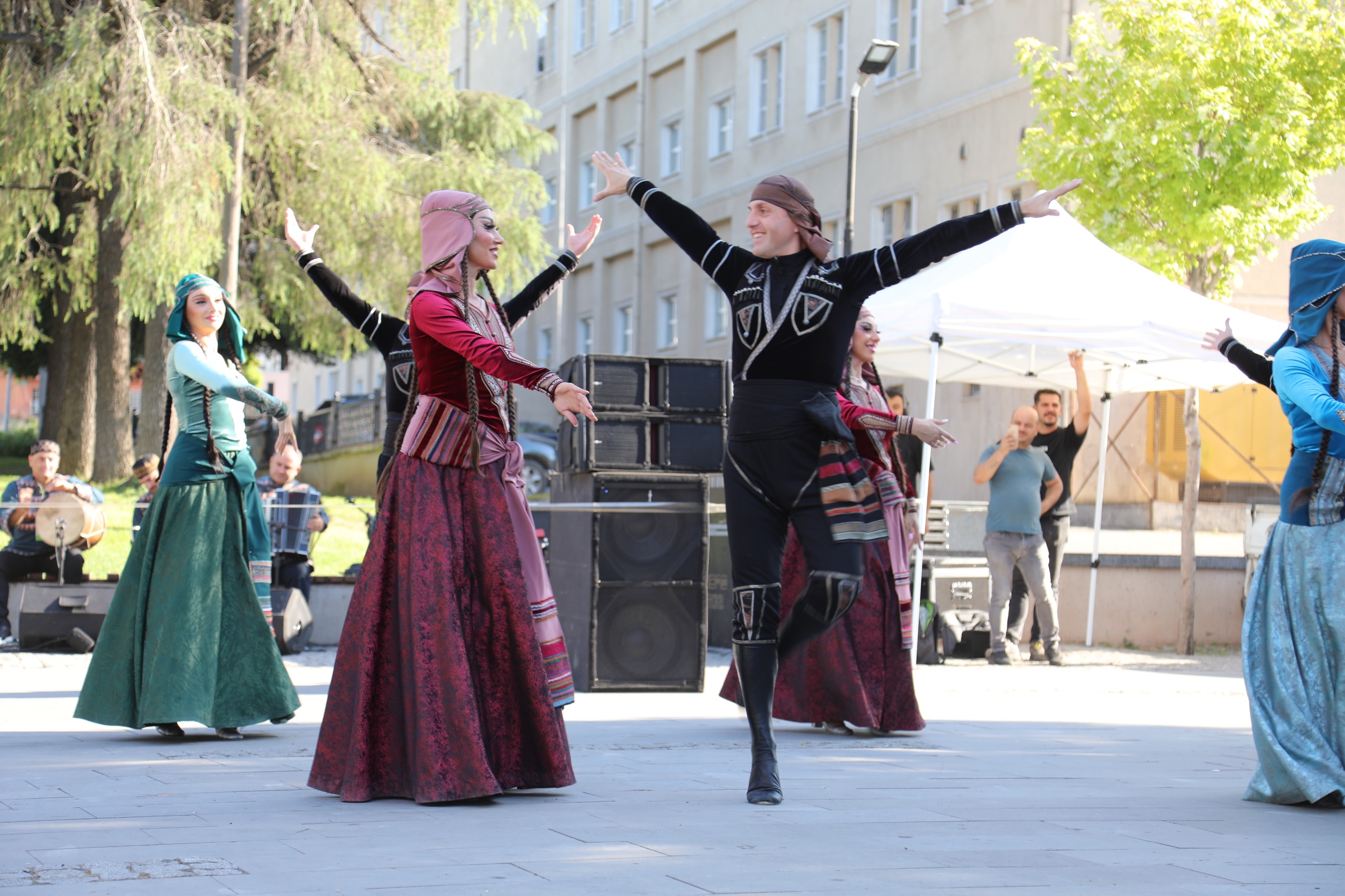 Halk dansları rüzgârı Bursa'nın dört bir yanını sardı