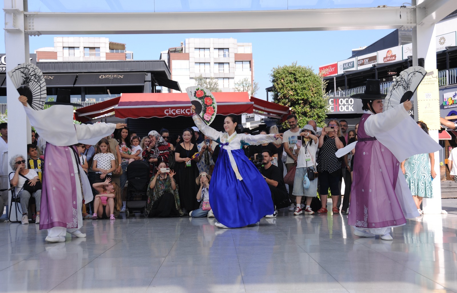 Halk dansları rüzgârı Bursa'nın dört bir yanını sardı