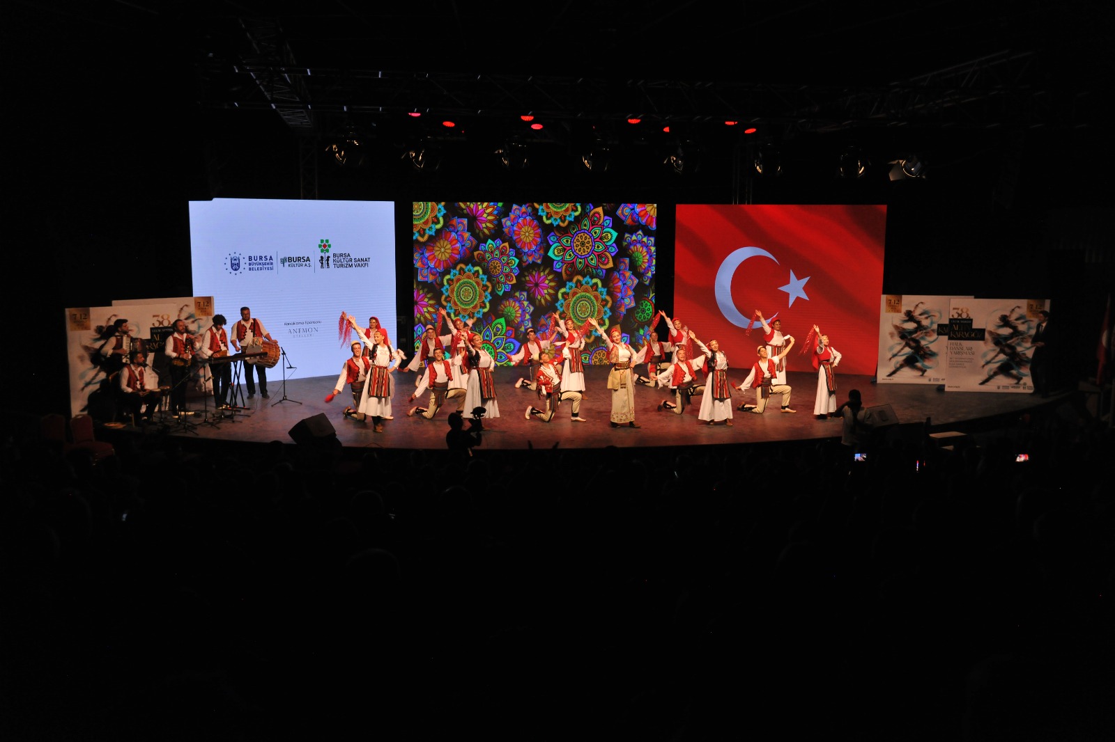 Altın Karagöz'de ikinci gece görsel şölene dönüştü 