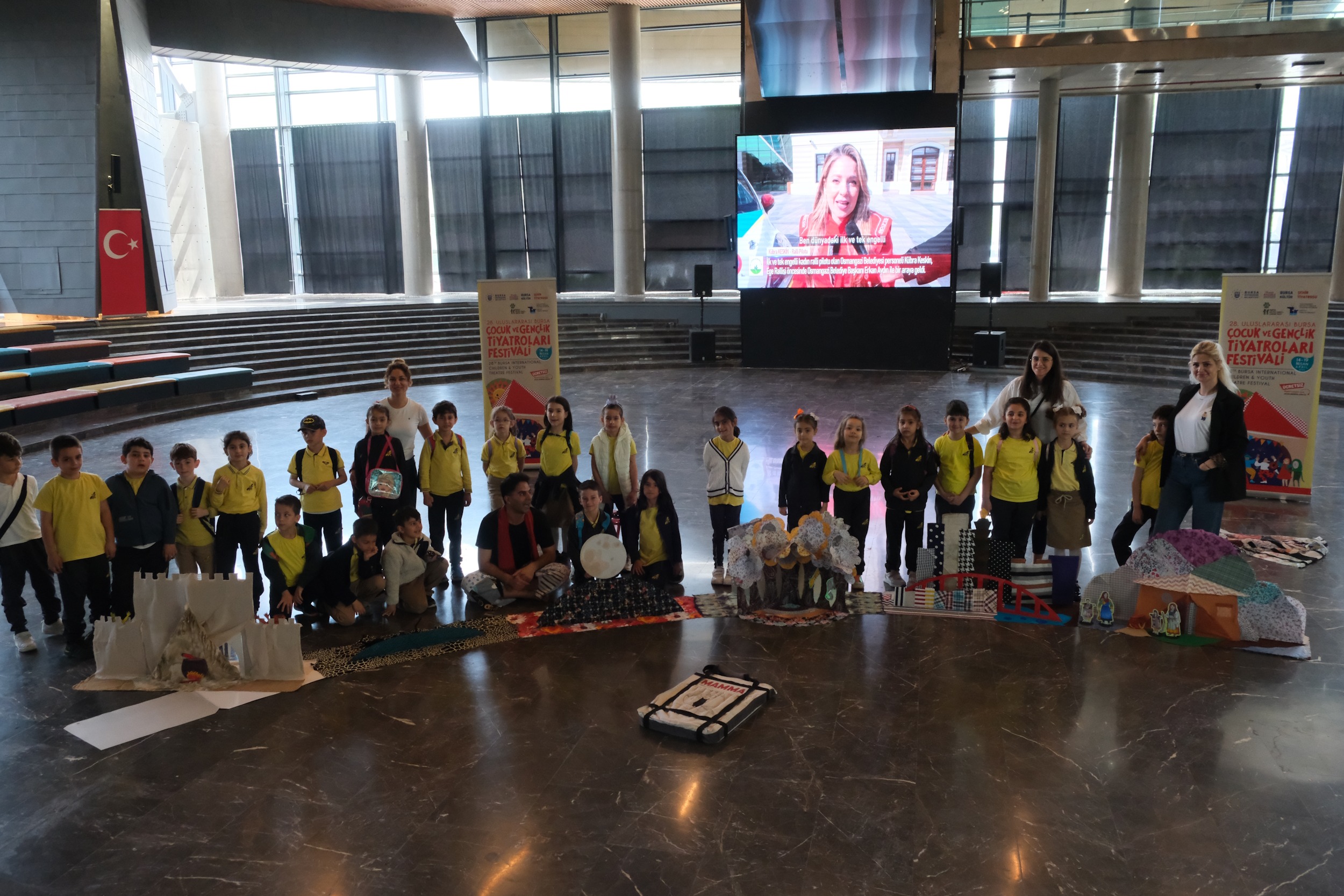 Tiyatronun coşkusu Bursa’yı sardı